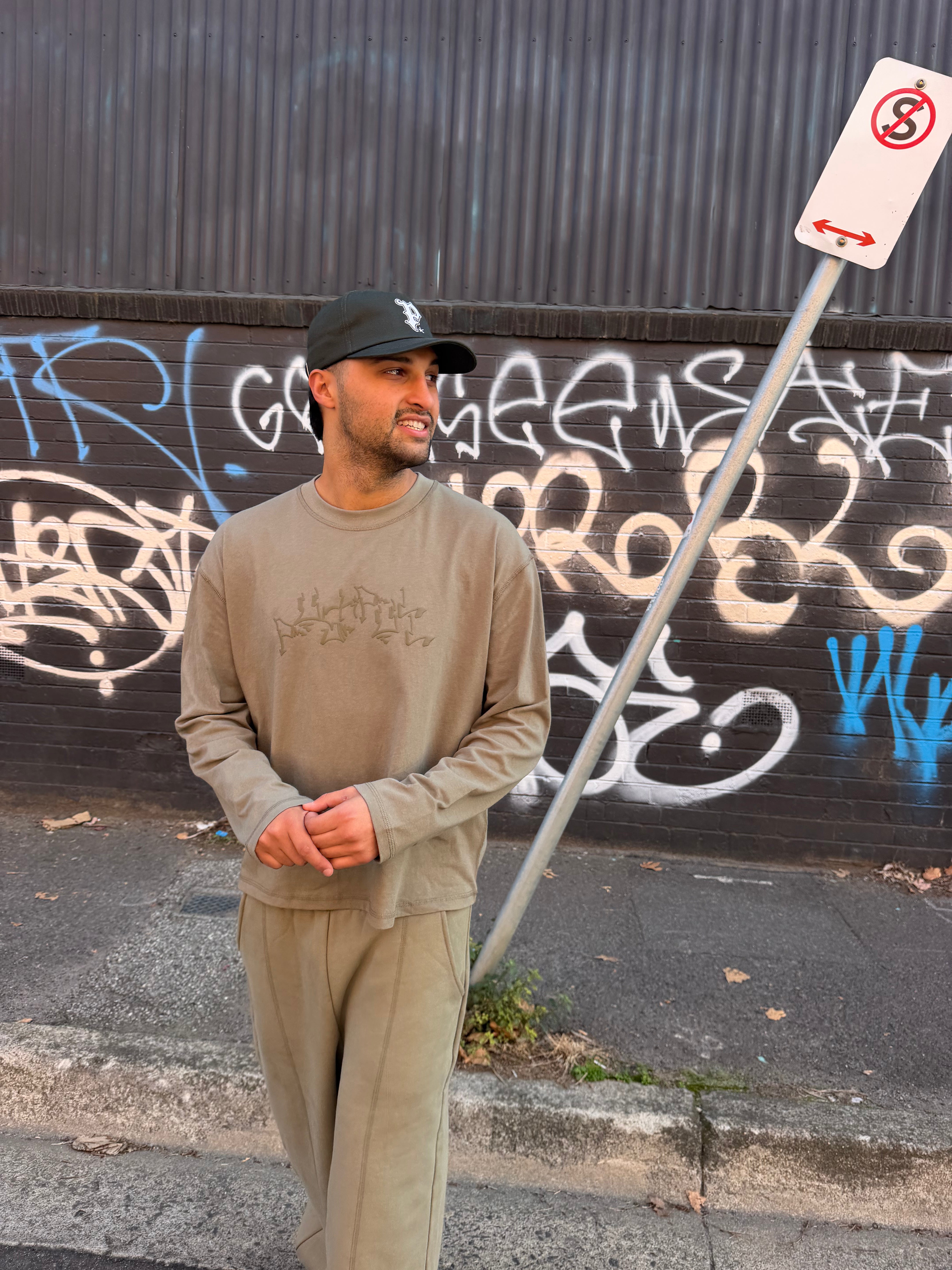 OLIVE GRAPH LONG SLEEVE T-SHIRT